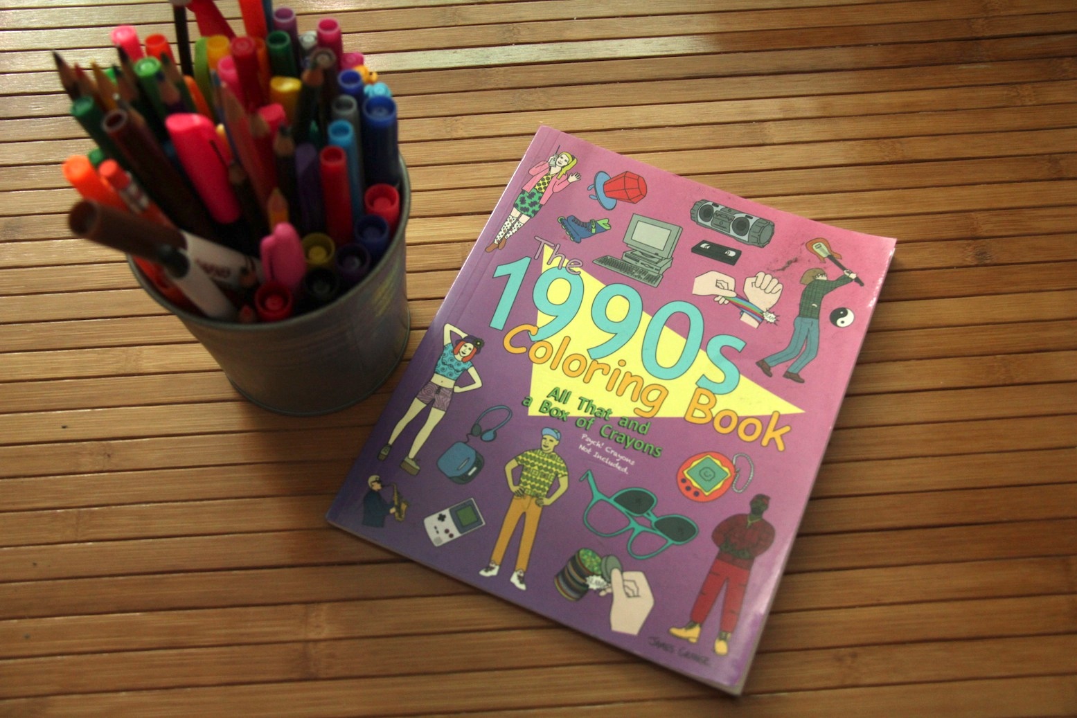 livros de colorir - 90s urban outfitters