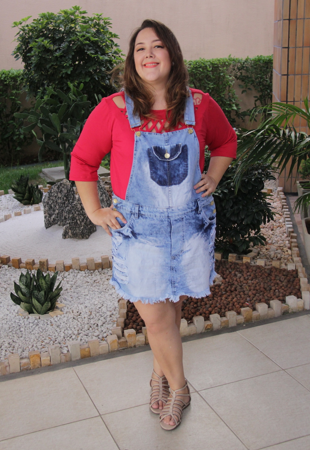 gk look plus size jardineira jeans a
